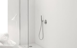 Glass shower screen for a minimalist bathroom