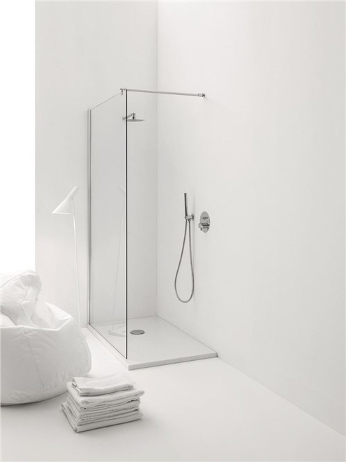 Glass shower screen for a minimalist bathroom